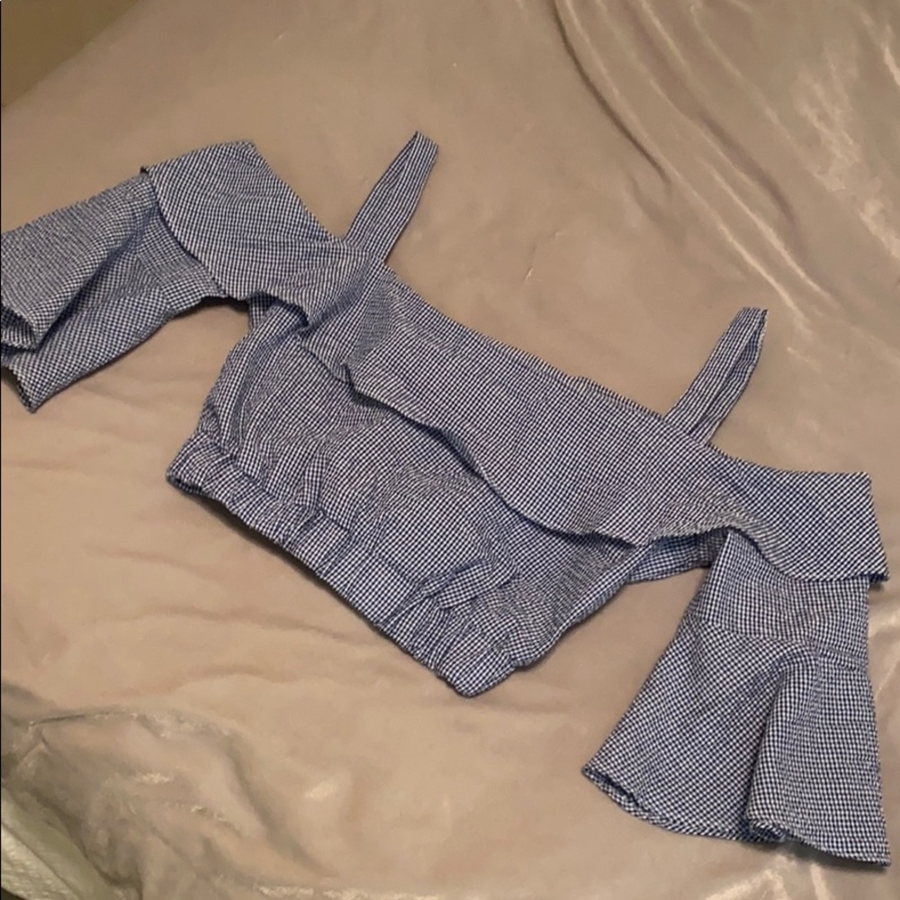 NWOT Pretty Little Thing off shoulder crop top